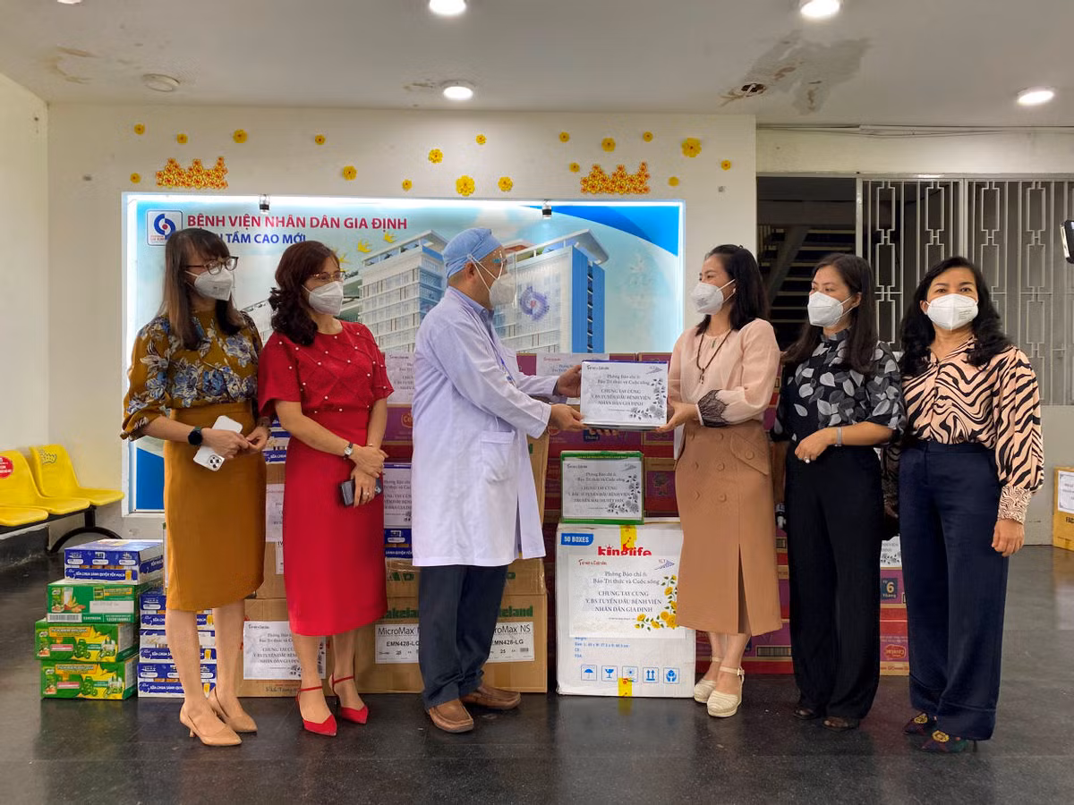 Chung tay ho tro cac phao dai tuyen dau chong dich COVID-19-Hinh-7