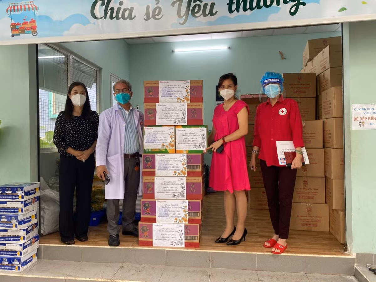 Chung tay ho tro cac phao dai tuyen dau chong dich COVID-19-Hinh-6