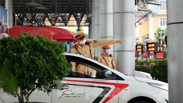 Một số phương tiện bị buộc quay đầu, chủ yếu vì lí do thiếu giấy xét nghiệm PCR âm tính. Nhiều chủ phương tiện cho rằng: Các quy định về giấy xét nghiệm nên linh hoạt hơn, nhất là với những trường hợp đã tiêm vắc xin.