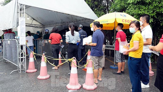 Người dân xếp hàng, giữ khoảng cách khai báo y tế cũng như xuất trình các giấy tờ cần thiết khi vào Thủ đô.