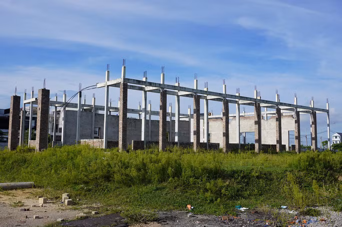 Đây được xem như một dự án lớn, hứa hẹn sẽ đào tạo cho Thanh Hóa một nguồn nhân lực dồi dào về y tế có trình độ tay nghề cao. Tuy nhiên, sau khi thi công rầm rộ một số hạng mục, dự án bỗng dừng lại và "trùm mền" cho tới tận bây giờ.