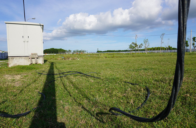 Trạm điện được đầu tư, dây điện nằm thòng lòng dưới đất.