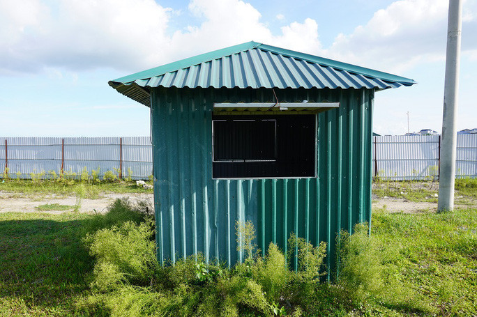 Một chòi canh trong dự án để không, cỏ mọc um tùm.