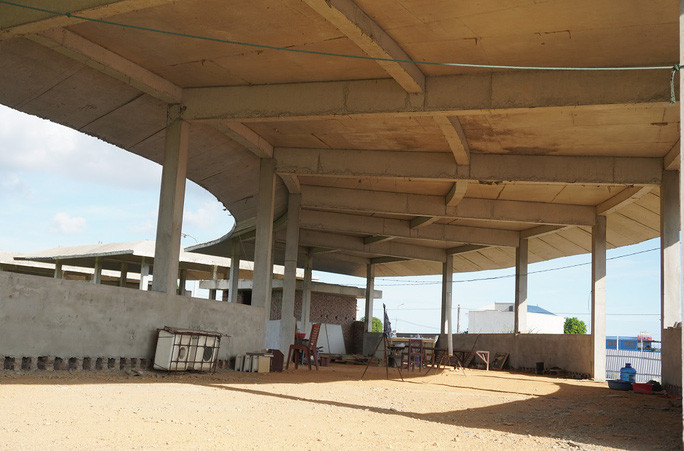 Theo quan sát, hiện dự án nằm ở vị trí đắc địa, giữa trung tâm thị trấn Tân Phong (huyện Quảng Xương) nên nó được xem là khu "đất vàng" của địa phương này. Lợi ích từ dự án chưa thấy đâu, nhưng hệ lụy mà dự án mang lại thì ai cũng thấy, cả một khu đất từng là "bờ xôi ruộng mật" của người dân để hoang phí. Nhiều hộ dân đã tận dụng biến nơi đây thành bãi chăn bò, nuôi vịt.