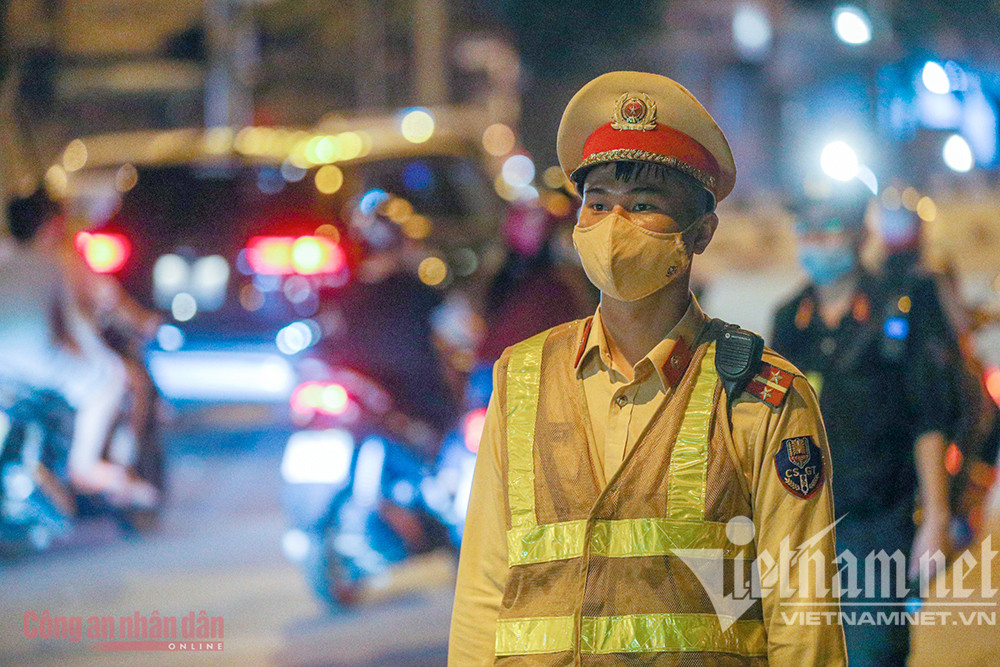 Từ 19h ngày 21/9 Công an Hà Nội bố trí nhiều chốt liên ngành 141 để tăng cường kiểm tra, kiểm soát các phương tiện tham gia giao thông đảm bảo an ninh trật tự, an toàn giao thông