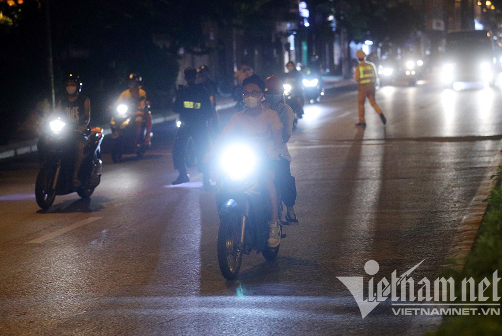 Theo ghi nhận của PV VietNamNet, tại những điểm tập trung đông người, ngoài không đảm bảo quy định 5K theo khuyến cáo của TP Hà Nội, nhiều nhóm thanh niên xuống đường trong đêm Tết Trung thu còn không đội cả mũ bảo hiểm. (Tổ công tác Y13/141 làm nhiệm vụ tại nút giao Kim Mã - Giang Văn Minh (Hà Nội)