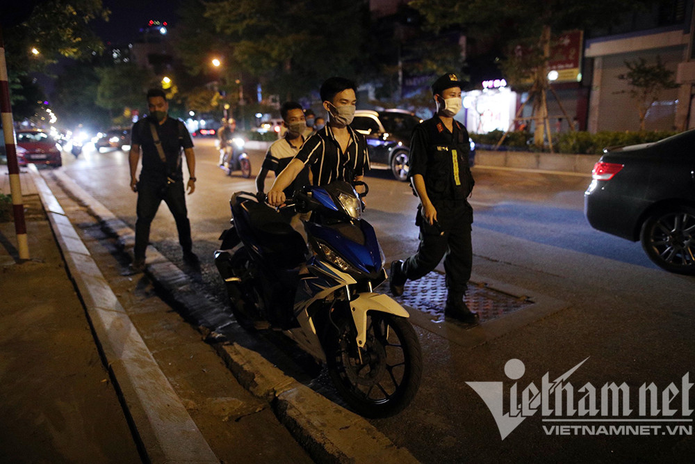 Hơn 3 giờ đồng hồ làm nhiệm vụ, tổ công tác đã xử lý hàng chục trường hợp vi phạm, những trường hợp quay đầu bất thành đều bị xử phạt nặng.