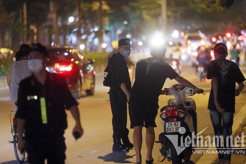 Tổ công tác dừng xe kiểm tra nhiều trường hợp vi phạm với các lỗi chủ yếu là không đội mũ bảo hiểm khi tham gia giao thông, trong đó phần lớn là thanh niên đi chơi đêm Trung thu.