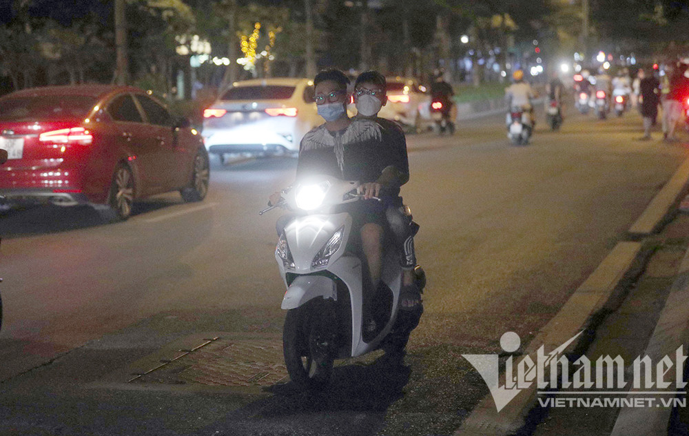 Rất nhiều thanh niên không đội mũ bảo hiểm đã quay đầu, chạy ngược chiều bất chấp nguy hiểm cho người tham gia giao thông khi thấy tổ công tác 141.