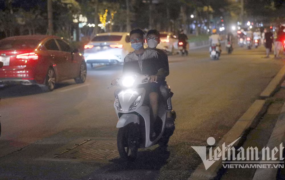 Rất nhiều thanh niên không đội mũ bảo hiểm đã quay đầu, chạy ngược chiều bất chấp nguy hiểm cho người tham gia giao thông khi thấy tổ công tác 141.