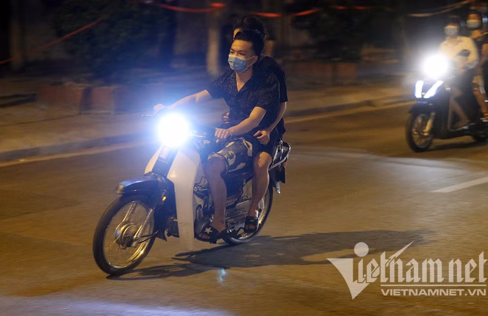 Rất nhiều thanh niên không đội mũ bảo hiểm khi thấy lực lượng 141 đã quay đầu xe, chạy ngược chiều bất chấp nguy hiểm cho người tham gia giao thông.
