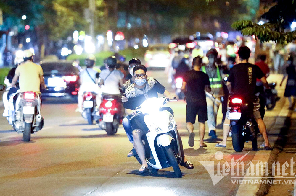 Không chỉ quay đầu bỏ chạy, có nhóm thanh niên còn thách thứ tổ công tác 141 đang làm nhiệm vụ.