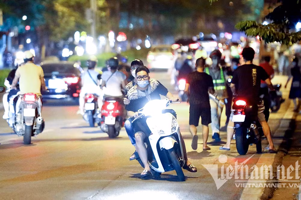 Không chỉ quay đầu bỏ chạy, có nhóm thanh niên còn thách thứ tổ công tác 141 đang làm nhiệm vụ.