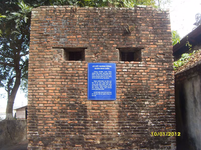 Phía sau hậu cung là lô cốt Pháp xây dựng.