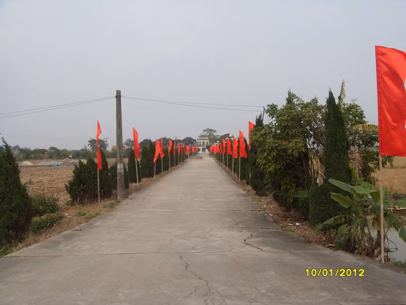 Đầu thế kỷ XVI, do Thăng Long bất ổn về chính trị nên nhà Mạc đã tổ chức 4 khoa thi Hội tại trường thi Mao Điền nên đã sáp nhập hai nơi thành một trường thi và cho kiến thiết thêm, quy mô như ngày nay. Ảnh: Mao Điền nằm giữa một cánh đồng rộng lớn. Tên Văn Miếu được ghép từ ý nghĩa vị trí địa lý nơi xây dựng: Mao nghĩa là cỏ lau, Điền nghĩa là ruộng.