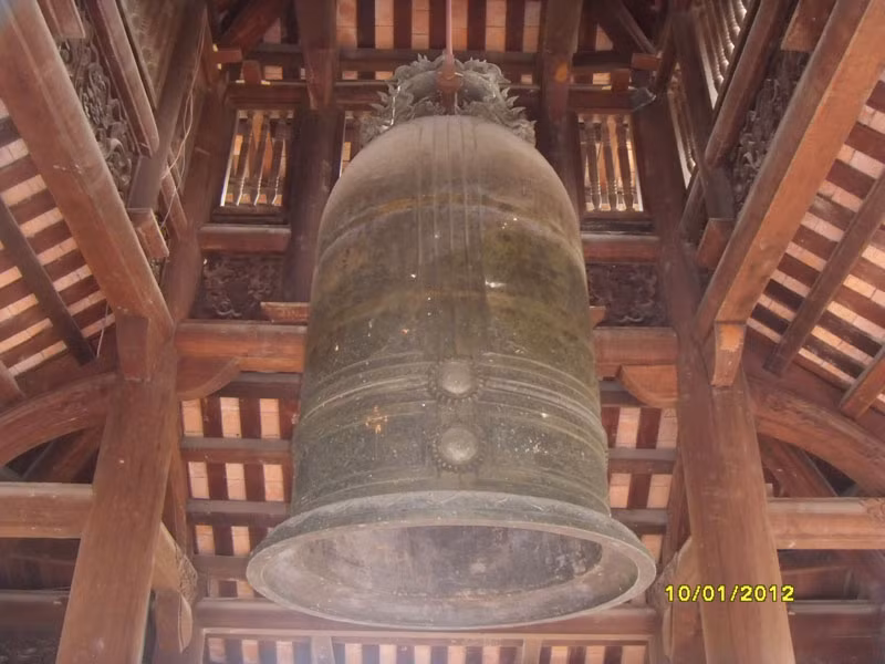 Chiếc chuông đồng cổ giờ vẫn còn được lưu giữ vẹn nguyên.