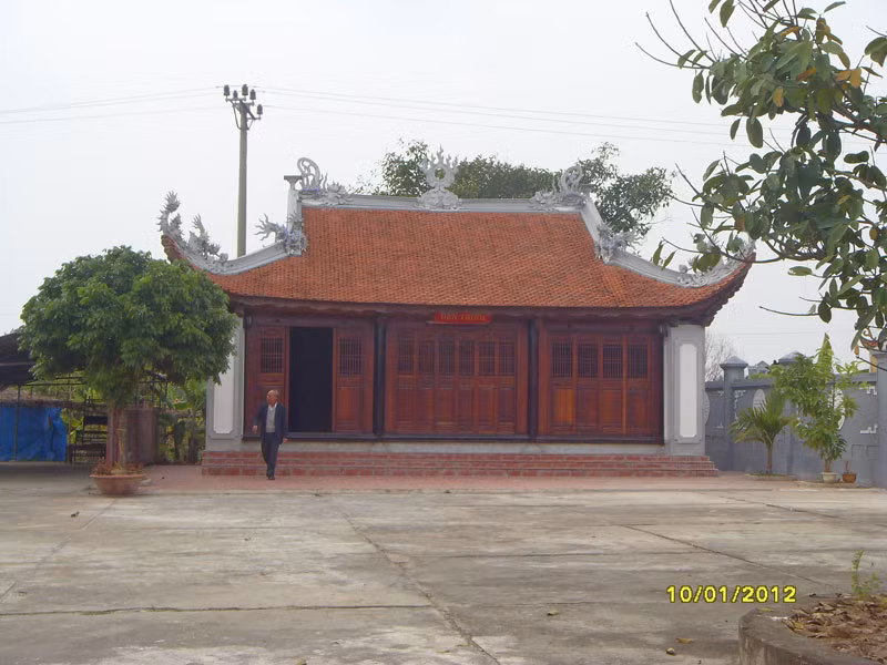 Đền Trình khang trang gần với gian chính của Văn Miếu.