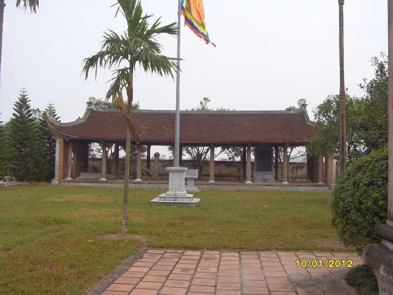 Tiếp đến Hai bên là hai dãy nhà giải vũ 5 gian đối diện nhau, do nằm ở hai hướng Đông và Tây nên người dân nơi đây vẫn quen gọi là nhà Đông vu và nhà Tây Vu. Trong hai dãy nhà treo danh sách tên các tiến sĩ đỗ đạt.