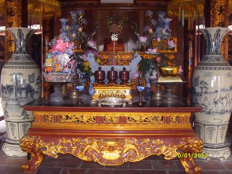 Ban thờ chính trong Văn Miếu.