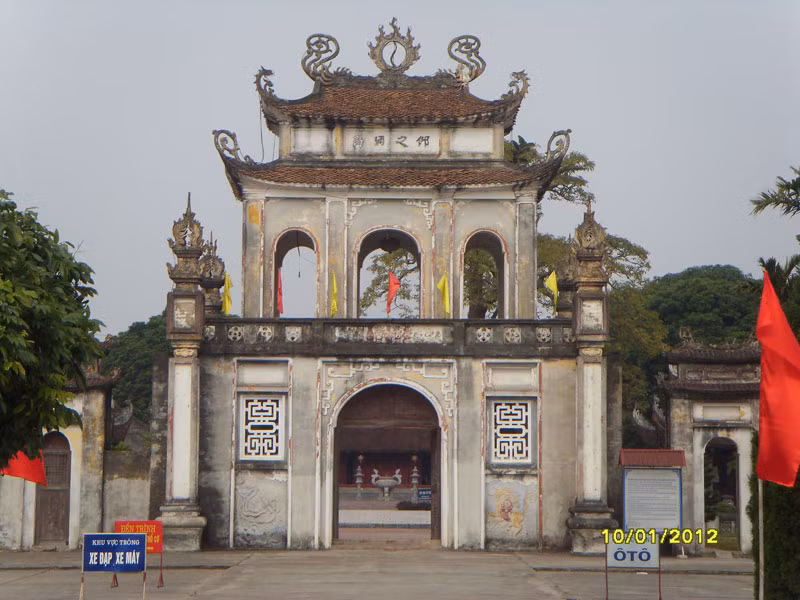 Cổng Tam quan được xây dựng vững chắc, quy mô lớn và thiết kế cầu kỳ, phía trên là khuê văn các kiến trúc giống với khuê văn các ở Văn Miếu Quốc Từ Giám.