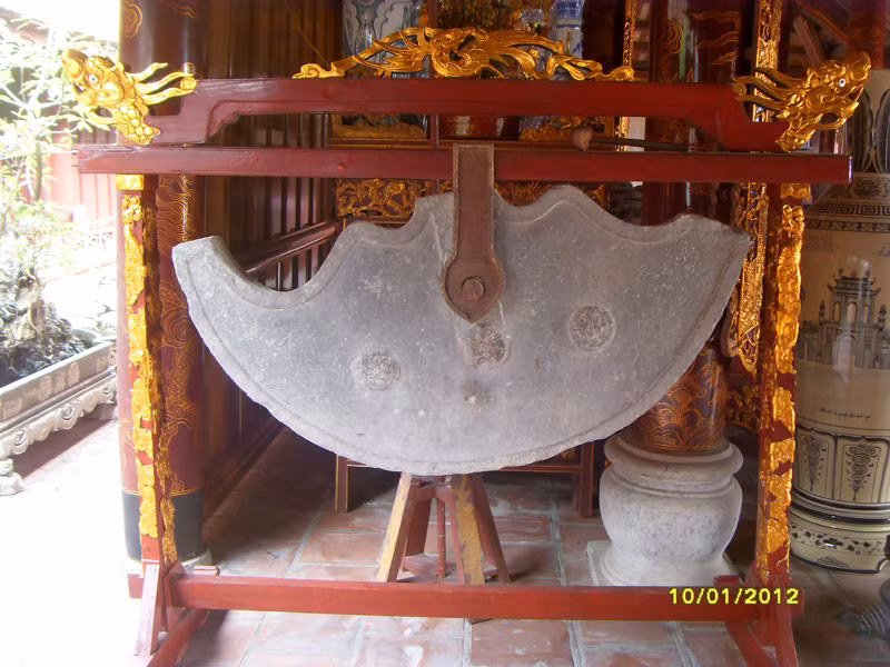 Hiện nay tại Mao Điền còn hai di vật cổ vẫn được lưu giữ khá nguyên vẹn chính là chiếc khánh đá và lư hương bằng đá được chế tác từ thời Tây Sơn.