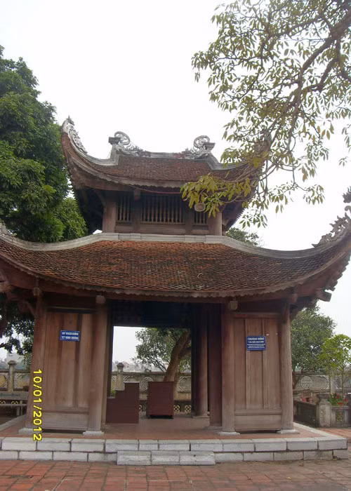 Lầu chuông, lầu trống được kiến thiết theo phong cách kiến trúc truyền thống với hai tầng tám mái hoàn toàn bằng gỗ lim. Không dùng nhiều họa tiết trang trí cầu kỳ mà nhìn vẫn đẹp một vẻ đẹp mềm mại uyển chuyển.