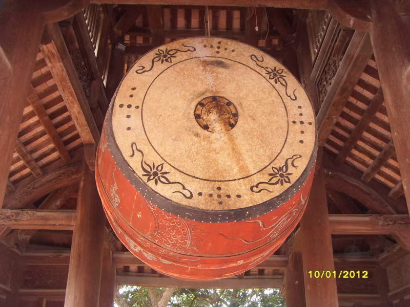 Theo tục xưa, tiếng chuông, tiếng trống là tiếng tập hợp các học trò khi thầy có việc cần hoặc để báo giờ nghỉ.