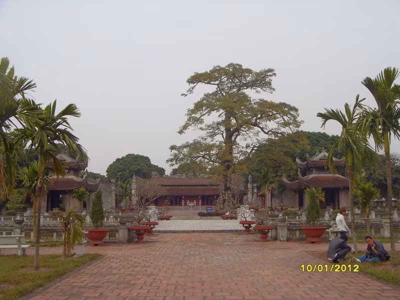 Toàn cảnh Văn Miếu nhìn từ bên ngoài, Văn Miếu rộng 10 mẫu. Từ cổng tam quan đi vào, có hồ nước, với cây cầu bắc qua dẫn vào sân chính của Văn Miếu.