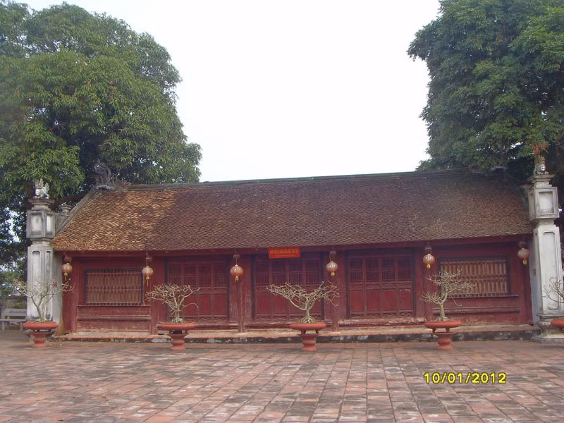 Đối diện với Đền trình trong khoảng sân là nhà truyền thống giáo dục xứ Đông ( nay là tỉnh Hải Dương).