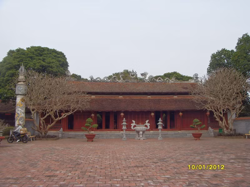 Nhà ngoài nhà lớn 7 gian, mái cong vút, chạm trổ hình rồng, phượng, áp sát vào nhau. Đây là nơi tụ hội hội bái lễ của các bậc quan trường học giả.