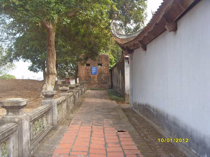 Lối đi hai bên gian chính dẫn ra hậu cung.