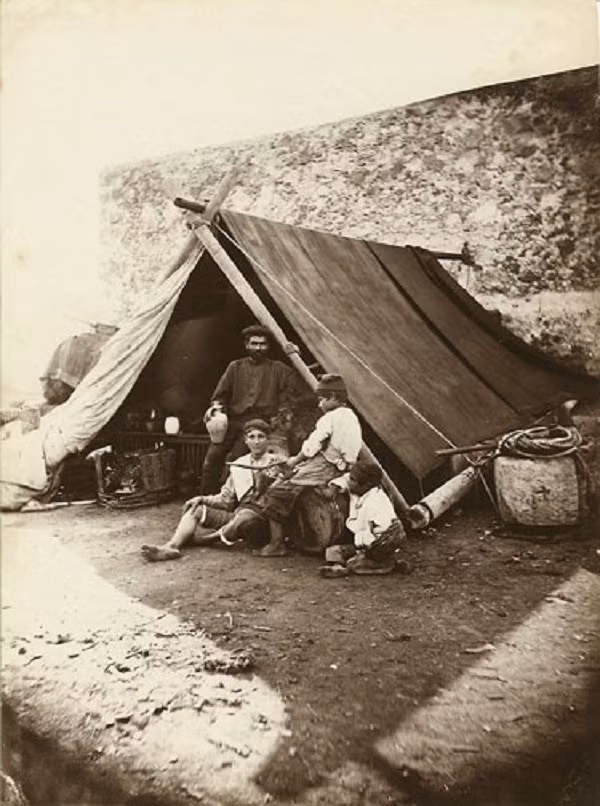 Họ nằm kẹt dưới đống đổ nát nhiều ngày liền trước khi chờ được đội cứu nạn đến giải thoát. Những cư dân Messina may mắn sống sót cũng phải chuyển tới định cư ở các thành phố khác.