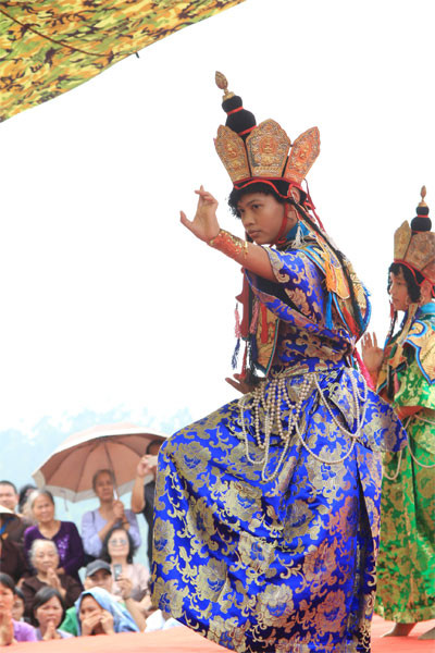 Vũ công trong trang phục xanh dương - sắc tiêu biểu cho Đức Phật Bất Động.