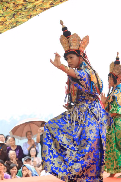 Vũ công trong trang phục xanh dương - sắc tiêu biểu cho Đức Phật Bất Động.