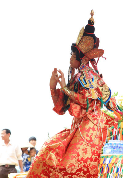 Sắc đỏ của Phật A Di Đà hay còn gọi là Phật Vô Lượng Quang - hiện thân của sự giải thoát khỏi ái chấp và ham muốn trong con người.