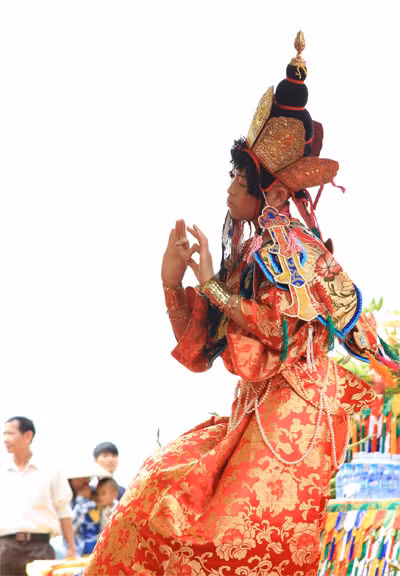 Sắc đỏ của Phật A Di Đà hay còn gọi là Phật Vô Lượng Quang - hiện thân của sự giải thoát khỏi ái chấp và ham muốn trong con người.