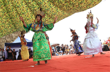 Di chuyển theo chiều kim đồng hồ của 5 vũ công tạo thành hình Mandala- tức cõi Tịnh độ của Phật.