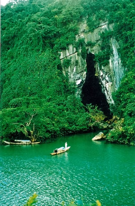 Hang động Xuân Sơn: Hang động này thuộc xã Xuân Sơn, huyện Thanh Sơn, phía tây tỉnh Phú Thọ. Đây là một quần thể hang động kỳ ảo và nằm sâu trong rừng cây bạt ngàn bí ẩn. Chắc chắn bạn sẽ ngỡ ngàng khi nhìn thấy vẻ đẹp của các nhũ đá đấy. Bên cạnh những thắng cảnh này, bạn còn có dịp tham gia nhiều lễ hội khác nhau. Chẳng hạn như Hội bơi chải, Hội rước voi, Hội rước Chúa Gái, Hội ném còn của dân tộc Mường.