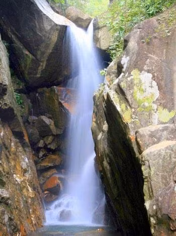 Suối Tiên chảy qua nhiều tầng, bậc tạo nên 14 con thác có độ cao khác nhau, trong đó có một số thác cao đến 20m. Cảnh vật ở đây còn khá hoang sơ nên bạn có thể leo núi, cắm trại, nghỉ dưỡng và thậm chí là nghiên cứu khoa học.