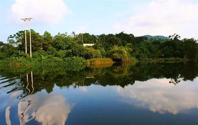 Đầm Ao Châu: Đầm Ao Châu hay Đầm Ao Trâu là một hồ nước lớn ở Ấm Thượng, Hạ Hòa. Mặt hồ khoảng 2,2km và có hình dáng như đầu con trâu. Đầm Ao Châu có 99 khe, nhiều loại cây kỳ dị và phong cảnh khá huyền bí. Theo truyền thuyết dân gian thì đây là nơi ẩn cư của các binh tướng Thủy Tinh sau khi bị Sơn Tinh đánh bại.