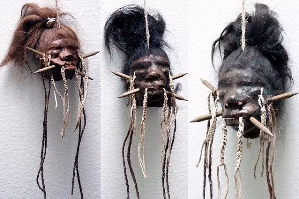 Người Shuar được biết đến là một trong những bộ tộc man rợ nhất hành tinh với phong tục chặt đầu kẻ thù và nhét đầy đất đá, sỏi cát vào trong chiếc đầu đó. Sau mỗi trận chiến, chiến binh bộ tộc Shuar sẽ chặt đầu tù binh, lấy xương sọ ra khỏi đầu, lấy một phần da phía sau lưng để chắp vá.