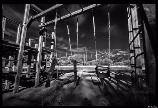 Tuy nhiên, những tin đồn vẫn cứ lan đi nhanh chóng. Du khách bạo gan vẫn cứ nghe thấy tiếng trẻ con vui đùa với các đồ chơi như xích đu, cầu trượt mà chẳng hề thấy bóng bất cứ món đồ nào như thế trong sân.