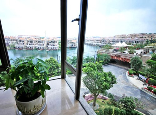 Thứ 3: Cửa sổ đối diện với con đường dài và thẳng. Cửa sổ đối diện với một con đường dài và thẳng được xem là không may mắn. Những chiếc xe di chuyển trên con đường nhộn nhịp đang lái thẳng về phía cửa sổ của ngôi nhà, tình huống này là một điềm báo xấu.