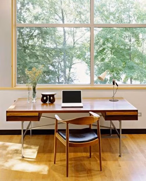 Thứ 2: Cửa sổ nhìn thấy dấu hiệu chữ thập bên ngoài. Có một phép ẩn dụ trong phong thủy ví cửa sổ giống như đôi mắt của con người và mỗi ngày chúng ta đều mở chúng ra. Nếu cửa sổ đối diện hoặc nhìn thấy dấu hiệu chữ thập (hình cây thánh giá) bên ngoài sẽ ảnh hưởng xấu đến sức khỏe của con người.