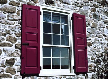 Nhìn chung, cửa sổ với những đặc tính và phương hướng khác nhau sẽ có ý nghĩa và ảnh hưởng khác nhau lên ngôi nhà. Mặt trời mọc ở hướng Đông, báo hiệu sự khởi đầu của một cuộc sống mới, giàu hy vọng và sức sống. Do đó, tốt nhất bạn nên chọn cửa sổ hướng Đông để mang lại cho ngôi nhà nguồn năng lượng dương dồi dào, thu hút sự may mắn. Dưới góc độ phong thủy, bạn nên tránh 3 kiểu cửa sổ “xua đuổi” tài lộc sau đây.