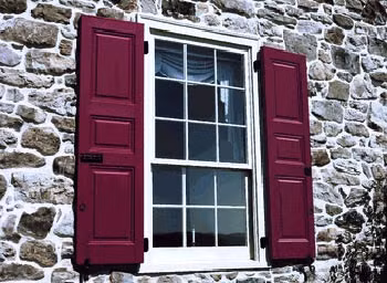 Nhìn chung, cửa sổ với những đặc tính và phương hướng khác nhau sẽ có ý nghĩa và ảnh hưởng khác nhau lên ngôi nhà. Mặt trời mọc ở hướng Đông, báo hiệu sự khởi đầu của một cuộc sống mới, giàu hy vọng và sức sống. Do đó, tốt nhất bạn nên chọn cửa sổ hướng Đông để mang lại cho ngôi nhà nguồn năng lượng dương dồi dào, thu hút sự may mắn. Dưới góc độ phong thủy, bạn nên tránh 3 kiểu cửa sổ “xua đuổi” tài lộc sau đây.