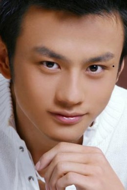 6. Nốt ruồi kinh doanh: Nốt ruồi này xuất hiện ở phía mắt bên trái, gần đuôi mắt. Nó cho thấy chủ nhân là người thông minh, cẩn trọng, có tư tưởng táo bạo, giỏi đối nhân xử thế, biết nắm bắt cơ hội. Đây là điển hình của người tự lập mà trở nên giàu có.