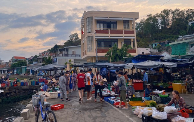 Khi đặt chân xuống đảo ta sẽ thấy ngay khu chợ nơi tập trung mua bán của người dân Trí Nguyên. Khu chợ tập trung đầy đủ các mặt hàng được người từ các nơi khắp tỉnh Khánh Hòa đổ về buôn bán. Hải sản sẽ được người dân đánh bắt qua đêm và mang vào lúc sáng sớm nên luôn đảm bảo được độ tươi sống.