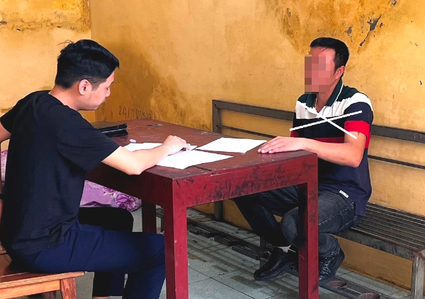 Trước đó, lúc 18h45 ngày 26/3, Phạm Công Cường cùng nhóm bạn vào quán cà phê Era. Khi đến cửa thang máy tại tầng 9 gặp chị S. cũng đợi thang máy. Cường có ưu tiên chị S. vào thang máy trước nên đã dùng tay đẩy vào mông. Chị S. cho rằng Cường sàm sỡ mình nên đã dùng điện thoại quay mặt và biển số xe của Cường và bị đối tượng đá vào ngực, tát vào mặt yêu cầu xóa clip.. Công an huyện Thanh Hà cho biết, xác minh ban đầu cho thấy, chị S. bị thương tích nhỏ. Hành vi của Cường có vi phạm pháp luật, nhưng chưa đến mức truy cứu trách nhiệm hình sự.