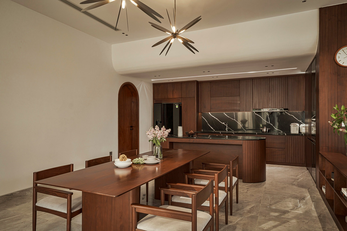 Hệ tủ bếp bố trí âm bên trong để không gian thêm gọn gàng, thoáng đãng.